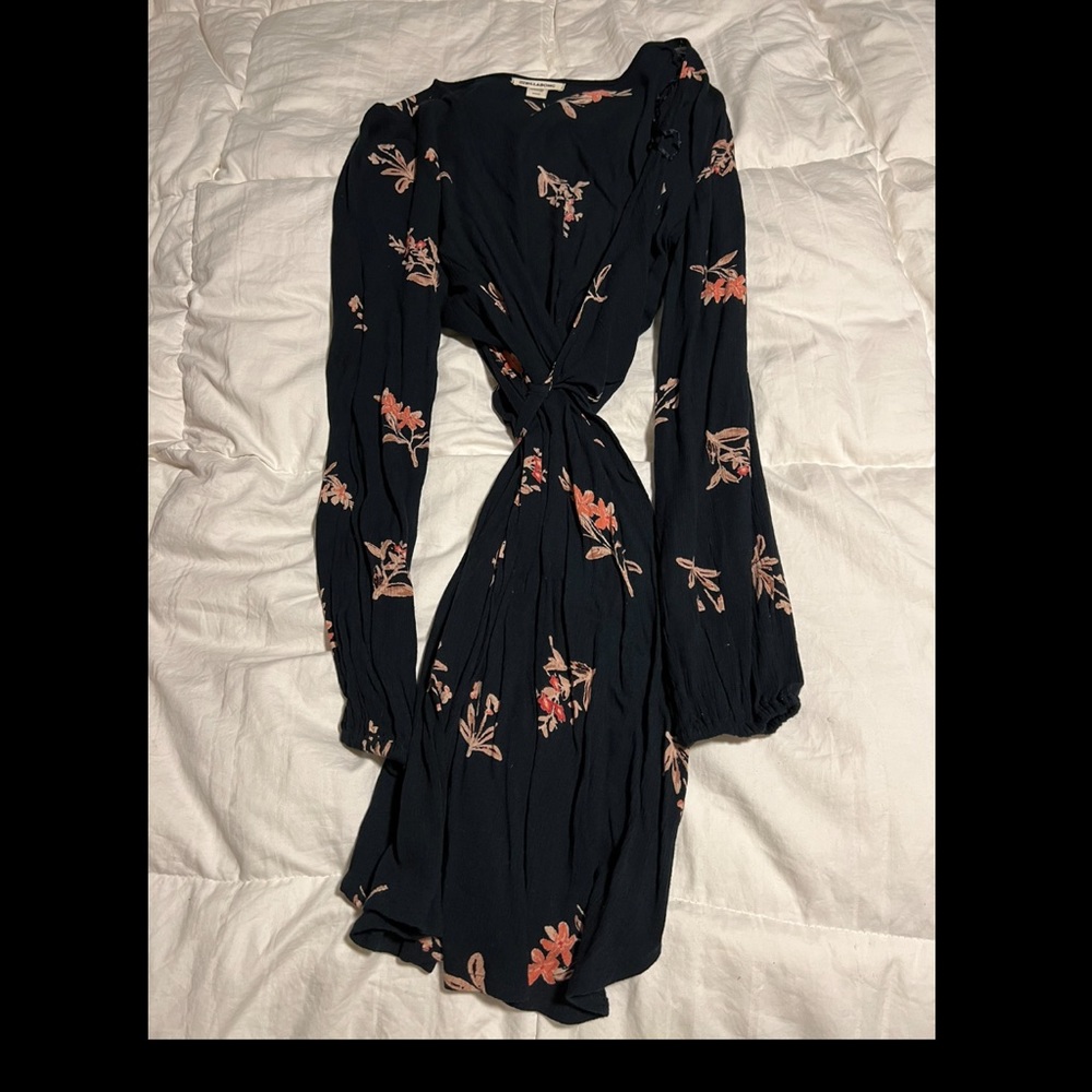 Billabong wrap dress. Worn once. Versatile and comfortable.